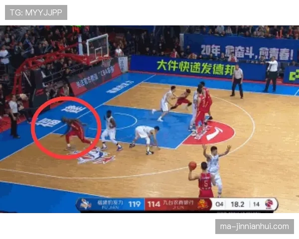 篮球规则中阻挡犯规的定义是什么裁判现场判罚的核心标准有哪些